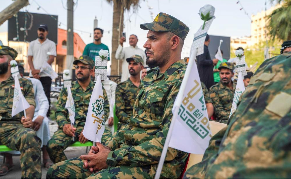 اهتزاز پرچم‌های غدیری در آسمان نجف اشرف+ عکس