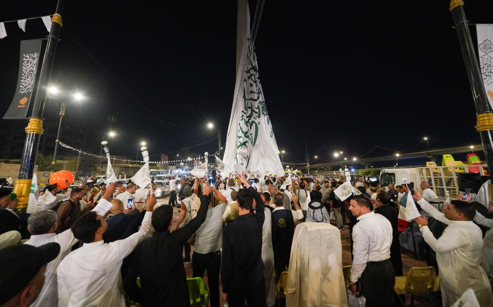 اهتزاز پرچم‌های غدیری در آسمان نجف اشرف+ عکس