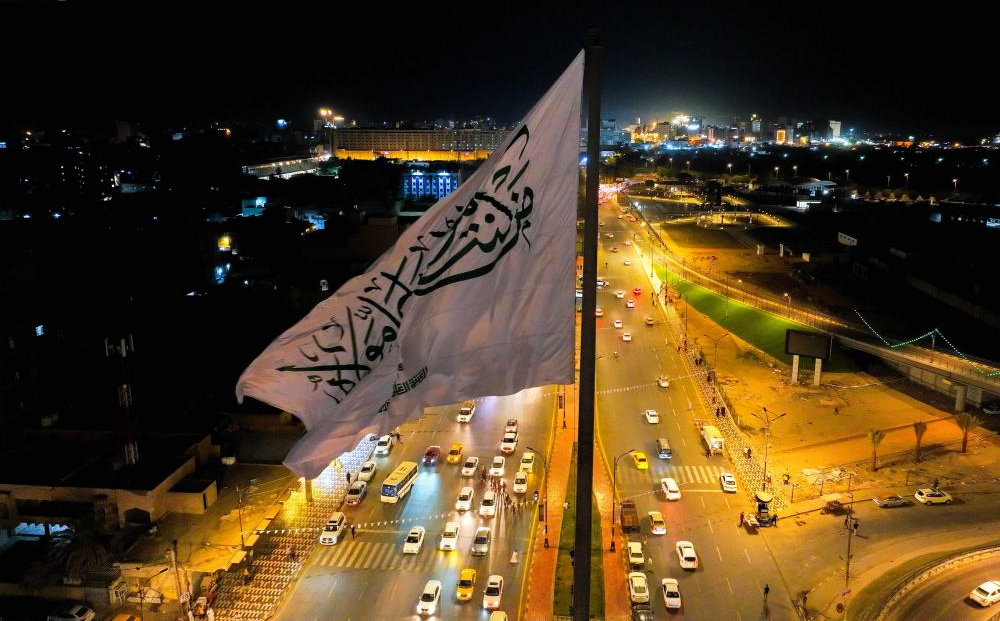 اهتزاز پرچم‌های غدیری در آسمان نجف اشرف+ عکس