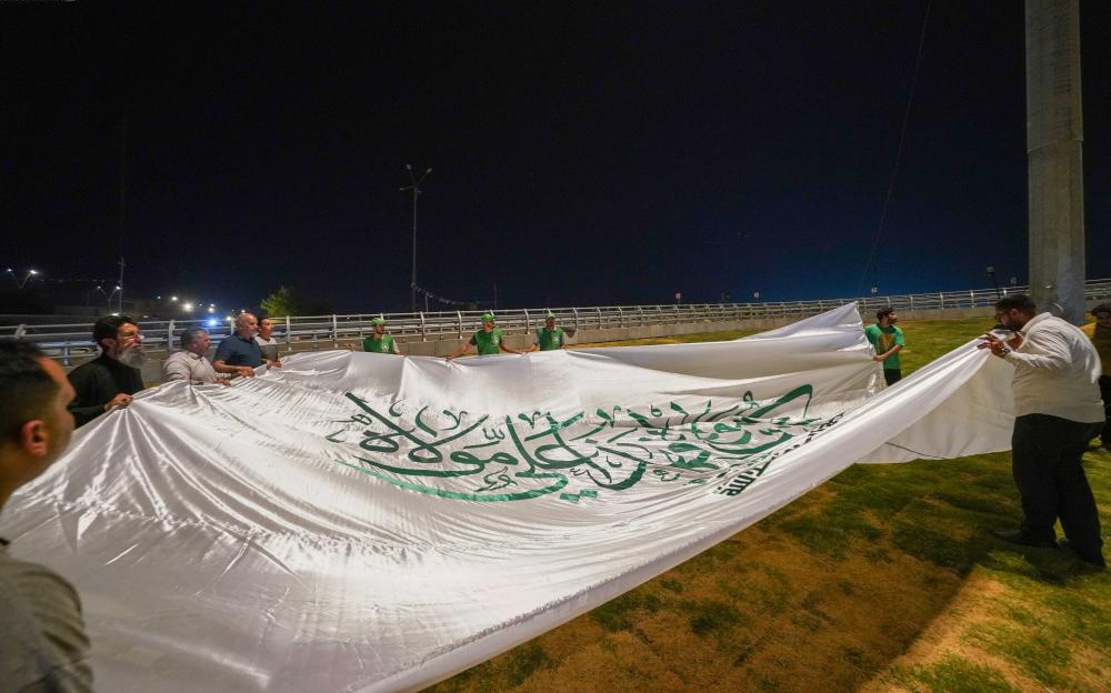 اهتزاز پرچم‌های غدیری در آسمان نجف اشرف+ عکس