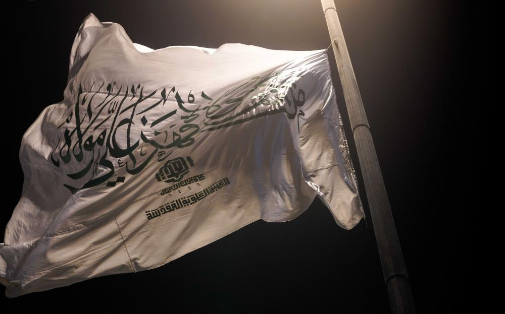 اهتزاز پرچم‌های غدیری در آسمان نجف اشرف+ عکس