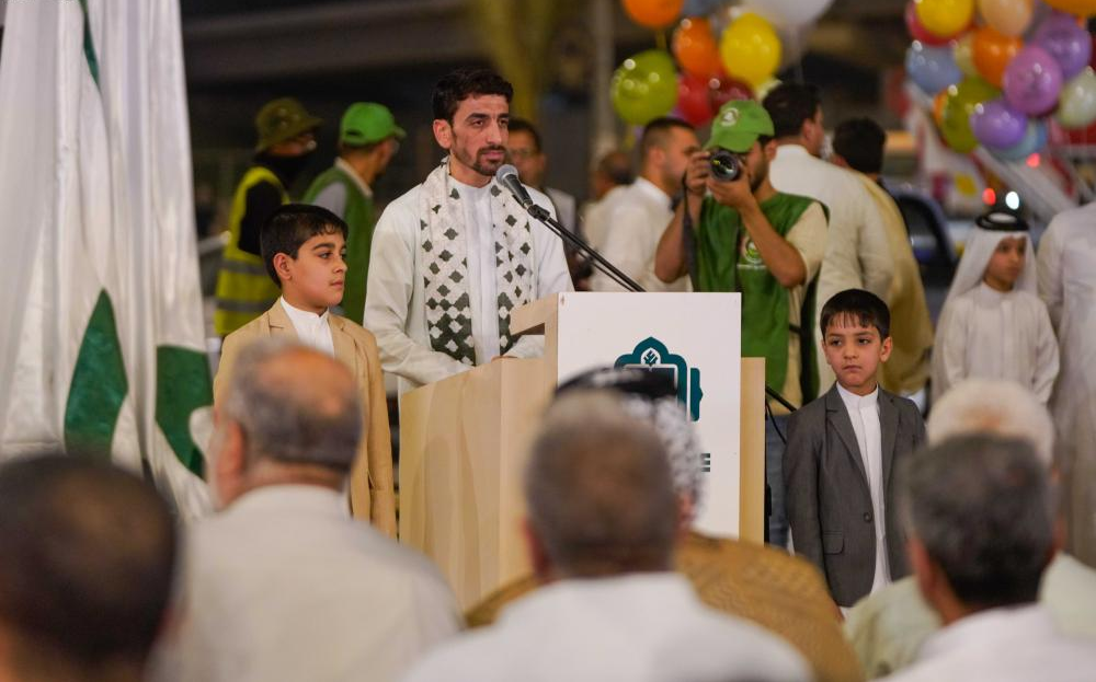 اهتزاز پرچمهای غدیری در آسمان نجف اشرف+ عکس