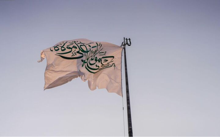 اهتزاز پرچم‌های غدیری در آسمان نجف اشرف+ عکس