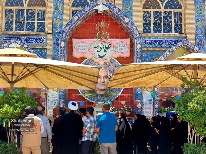 شعارهای حماسی و ضداستکباری در جوار مزار حاج قاسم