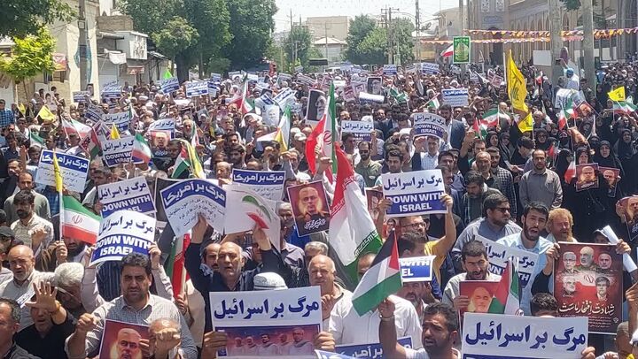 قیام نمازگزاران کرمانشاه در محکومیت جنایت رژیم صهیونیستی