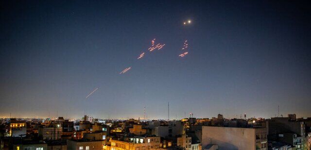 مقابله پدافند هوایی ارتش در نقاط مختلف تهران با حملات اسرائیل