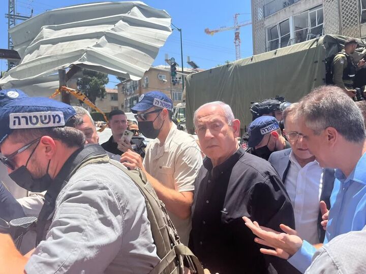 «نتانیاهو» از مخفیگاهش بیرون آمد/ بازدید از منطقه «بات یام» در تل‌آویو + فیلم