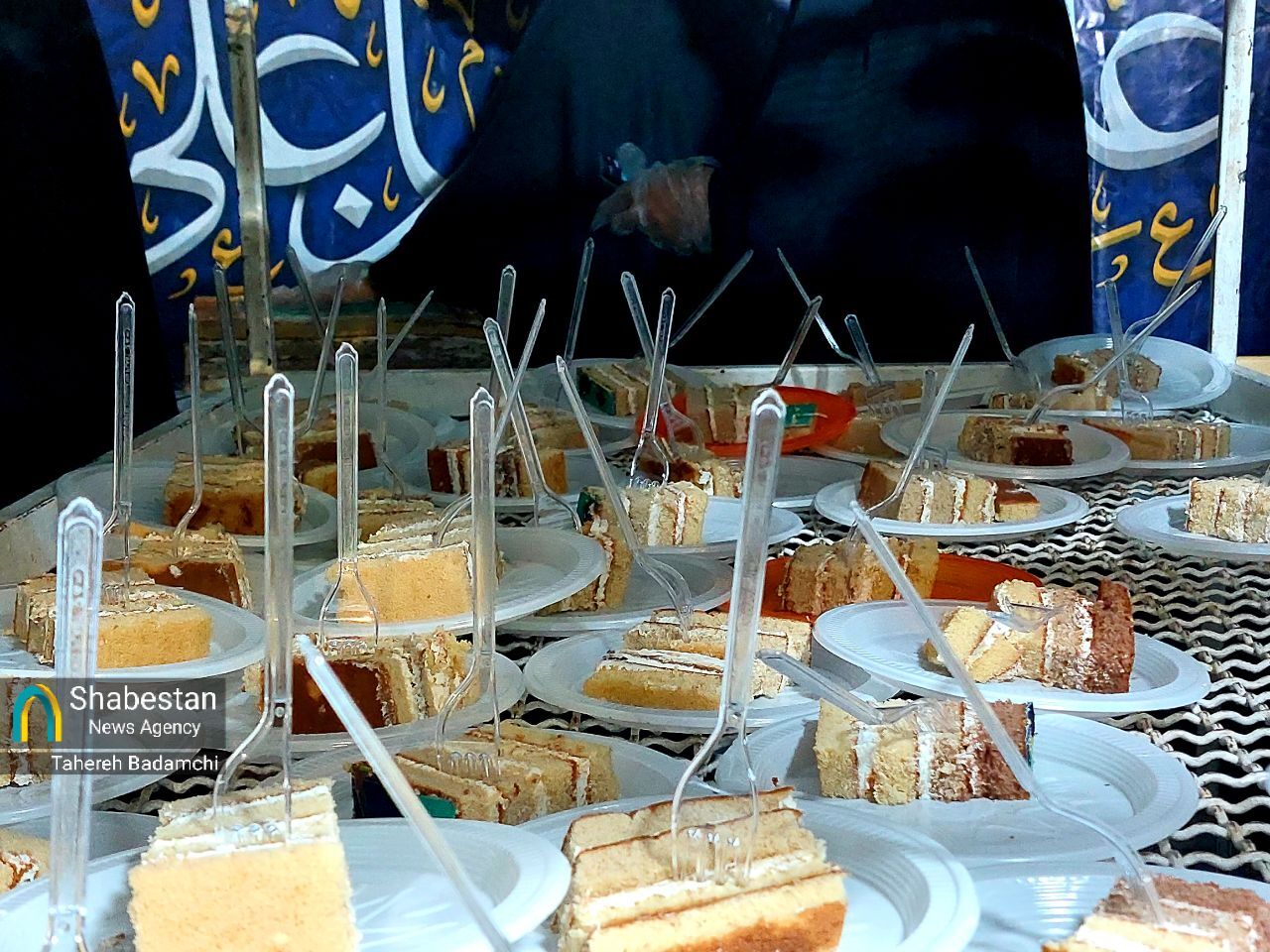 بیش از یک تُن کیک‌خامه و ۱۵ هزار میهمان؛ روایتی کوتاه از خدمات غدیری هیئت رهروان مکتب شهید سلیمانی