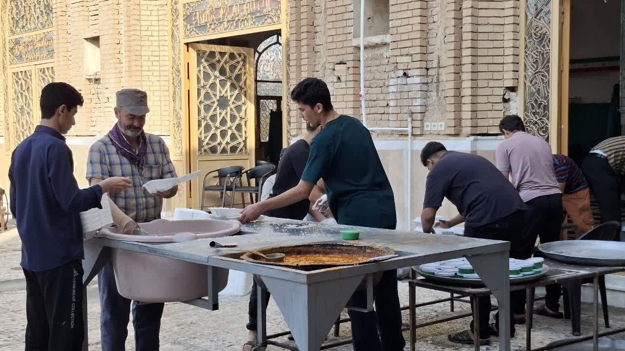 جلوهای از همدلی در مسجد ملاشکرالله با طبخ ۶۵۰۰ پرس غذا در عید غدیر