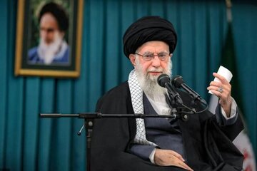 رهبر انقلاب: ملت ایران تسلیم شدنی نیست
