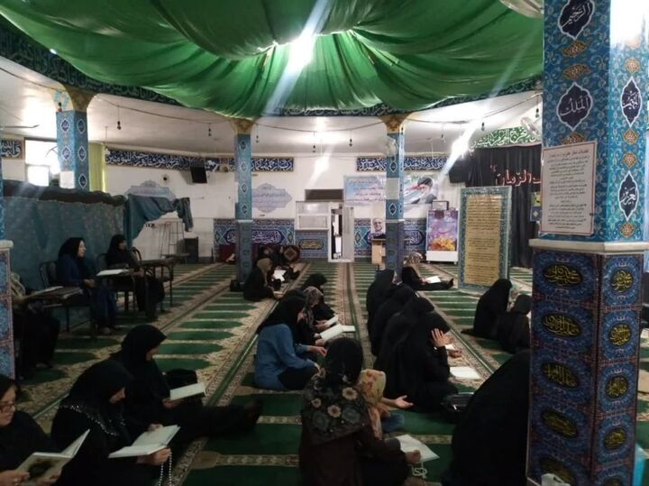 قرائت سوره فتح توسط بانوان مسجدی برای سلامتی رزمندگان اسلام