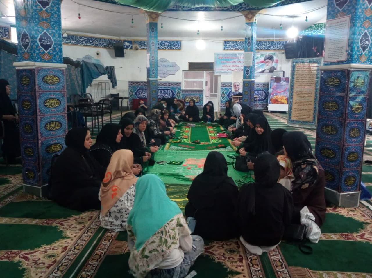 قرائت سوره فتح توسط بانوان مسجدی برای سلامتی رزمندگان اسلام