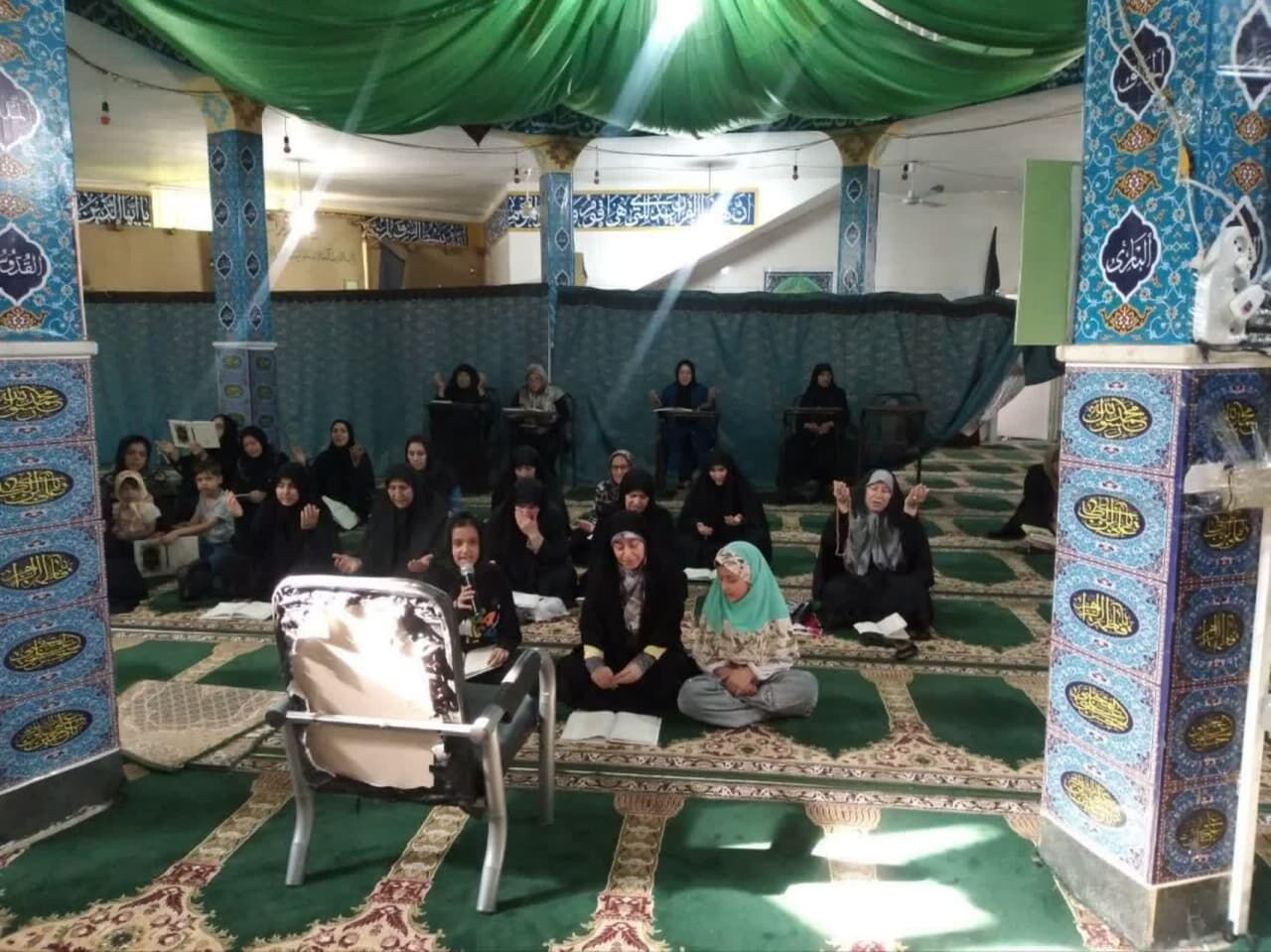 قرائت سوره فتح توسط بانوان مسجدی برای سلامتی رزمندگان اسلام