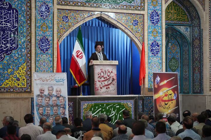 دشمن بداند اگر مویی از سر رهبرمان کم شود جهان را بر سرشان خراب می‌کنیم