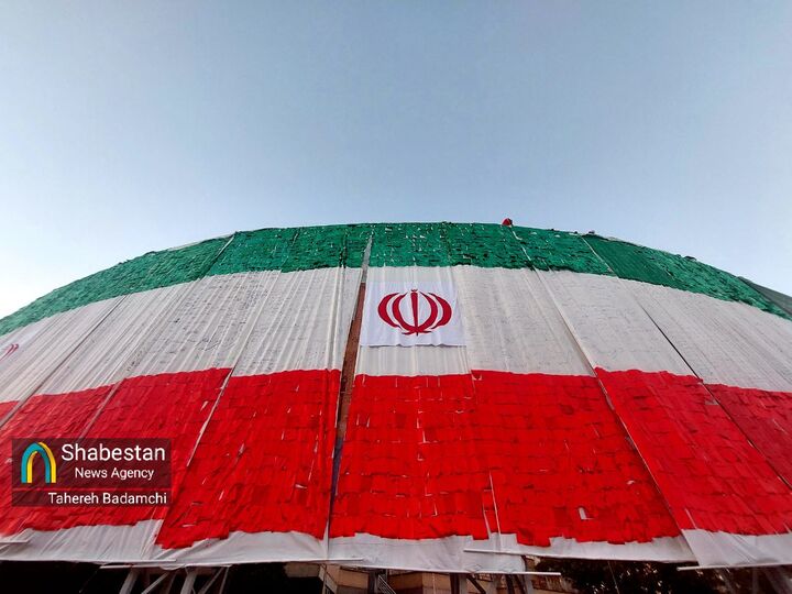 نصب پرچم‌ دست‌ساز ایران بر بزرگترین بیلبورد کشور در کرمان