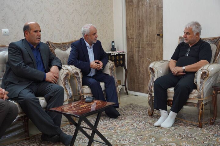 دیدار معاون رئیس جمهور با خانواده شهیدان مرتضی عباسی و حمید آزکات