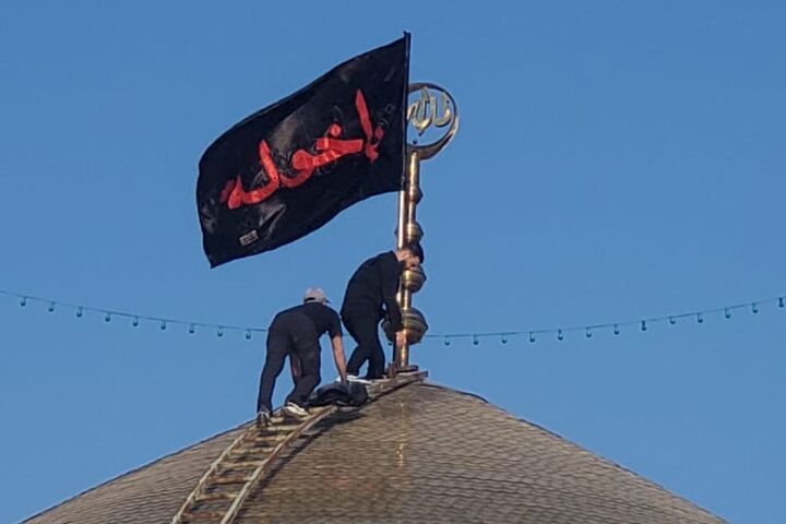 برافراشتن پرچم عزای حسینی در مقام سیده خوله(ع) در لبنان