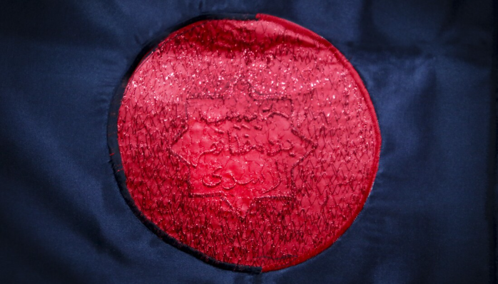 اسامی اصحاب امام حسین(ع) برای نخستین بار بر پرچم گنبد آستان حسینی گلدوزی شد+ عکس