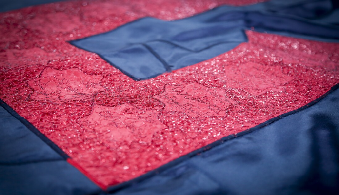 اسامی اصحاب امام حسین(ع) برای نخستین بار بر پرچم گنبد آستان حسینی گلدوزی شد+ عکس