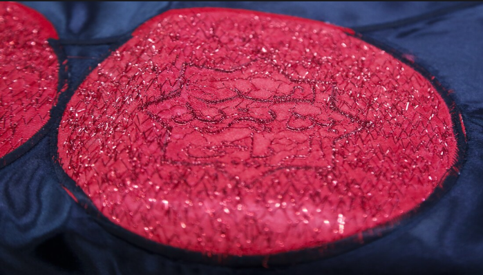 اسامی اصحاب امام حسین(ع) برای نخستین بار بر پرچم گنبد آستان حسینی گلدوزی شد+ عکس