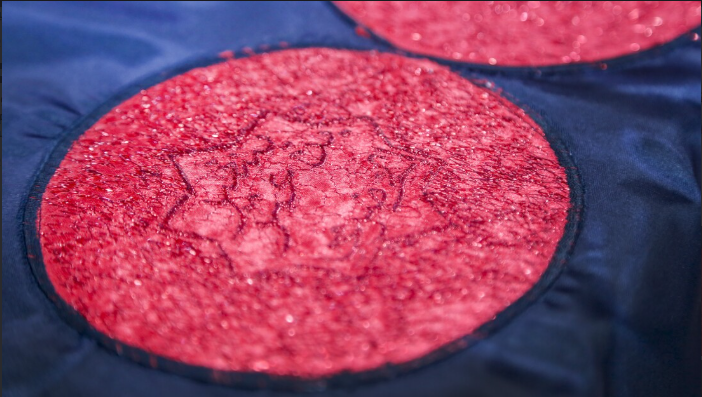 اسامی اصحاب امام حسین(ع) برای نخستین بار بر پرچم گنبد آستان حسینی گلدوزی شد+ عکس