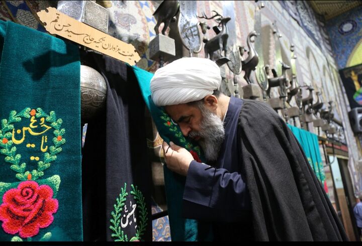 مراسم سنتی سیاه پوش کردن و علم بندی تکیه حاج سید حسن قم