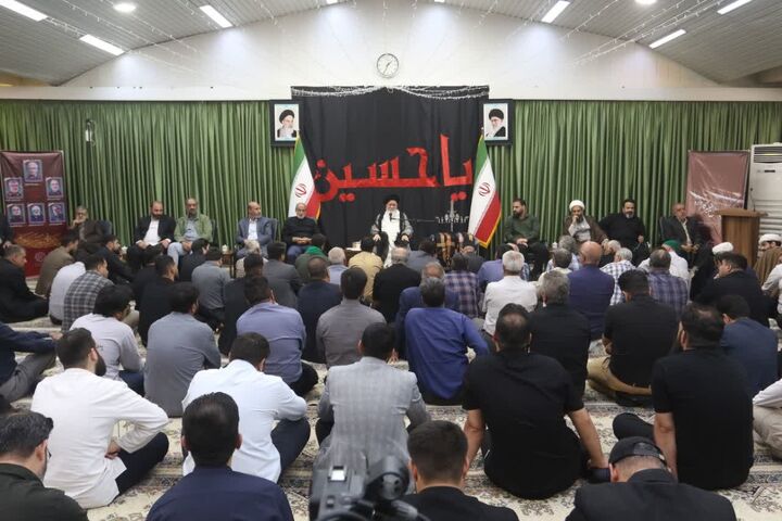 منبر و نوحه متناسب با شرایط روز باشد