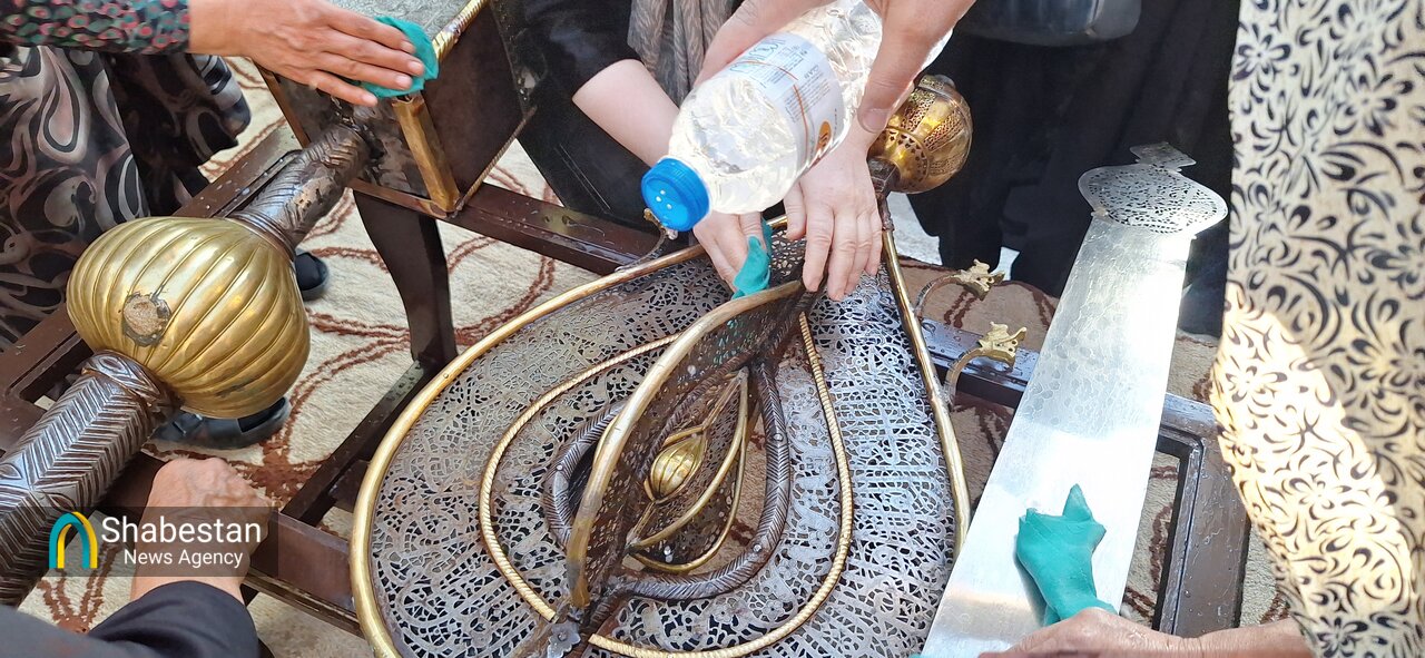 علم‌شویان روستای انجدان با آب و گلاب ؛ حلقه طلاییِ وصل بین نسل‌ها