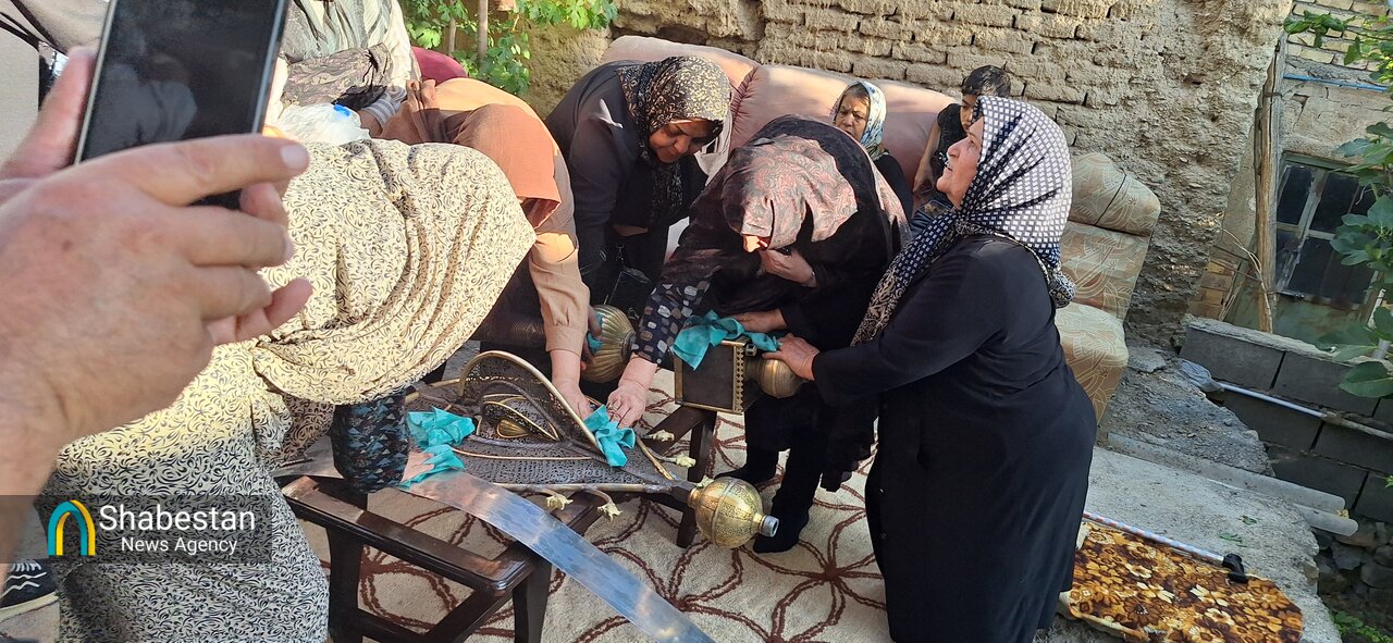 علم‌شویان روستای انجدان با آب و گلاب ؛ حلقه طلاییِ وصل بین نسل‌ها