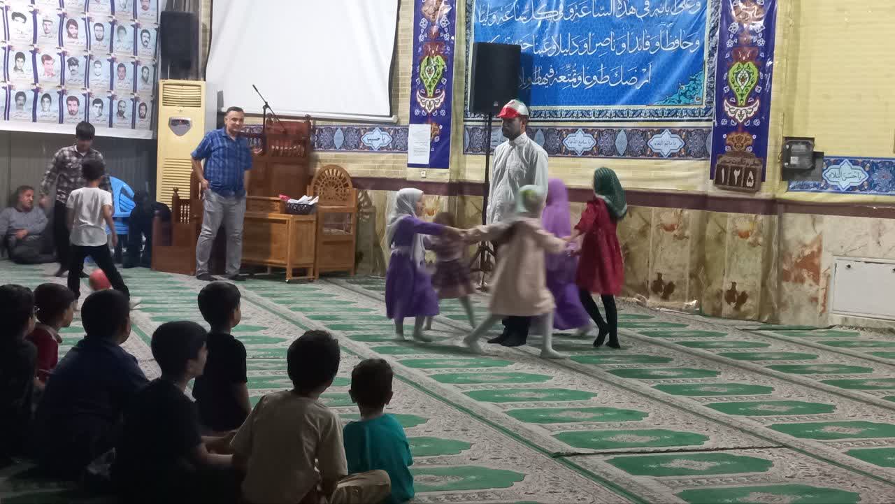 اجرای نمایش محیطی «و تنم!» توسط بچهمسجدیهای سنگر