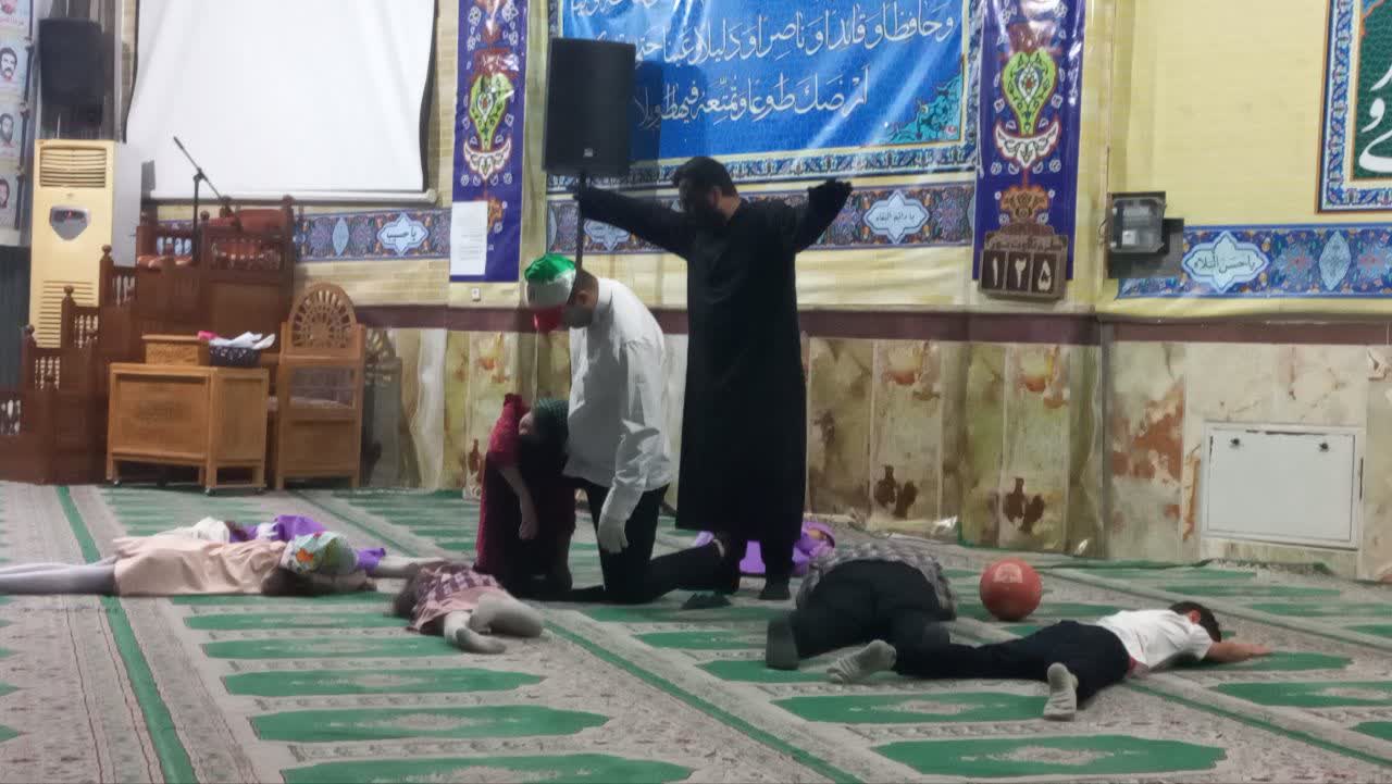 اجرای نمایش محیطی «و تنم!» توسط بچهمسجدیهای سنگر