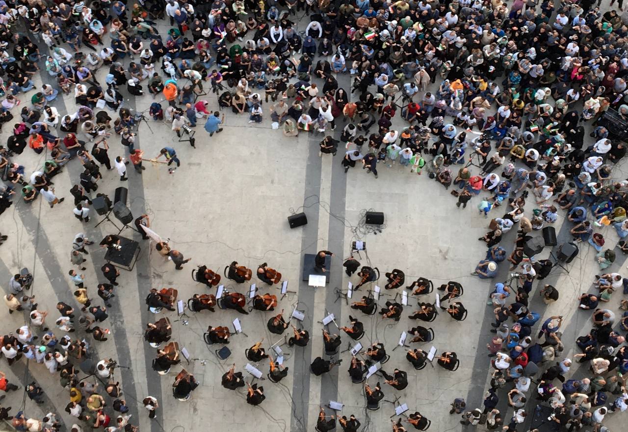 ارکستر سمفونیک تهران «ای ایران» را با ۷۰ نوازنده در میدان آزادی نواخت