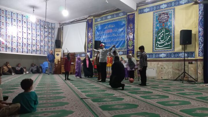 اجرای نمایش محیطی «و تنم!» توسط بچه‌مسجدی‌های سنگر