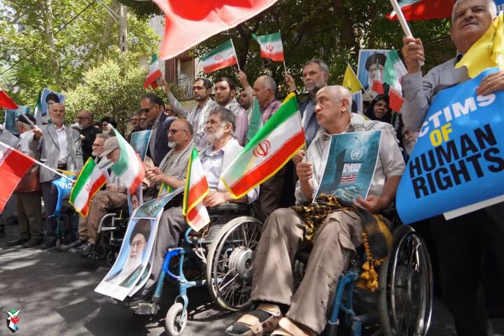 تجمع جمعی از خانواده‌های معظم شهدا و ایثارگران در مقابل دفتر سازمان ملل متحد