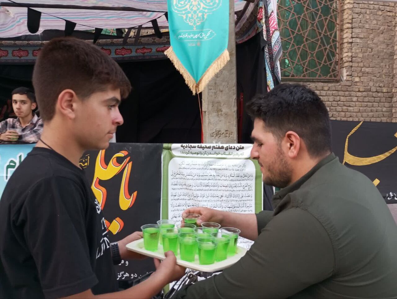 شور و شوق کودکان در موکب ایثار و مقاومت خُنداب/بچههای مسجد پای کار انقلاب