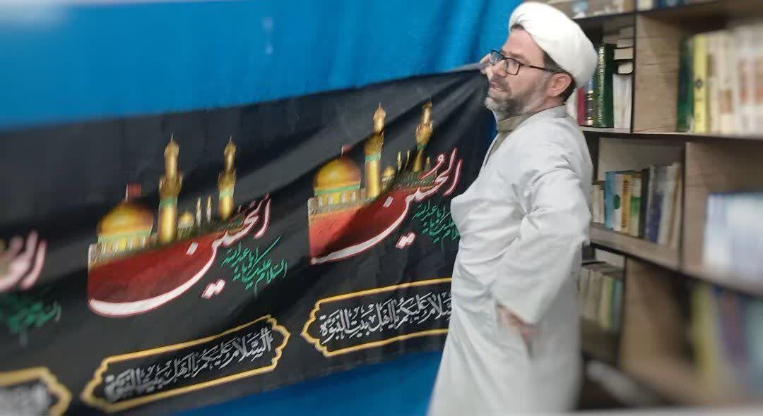 سیاه‌پوشان و آماده‌سازی مساجد برای محرم حسینی به همت کانون‌های فرهنگی هنری