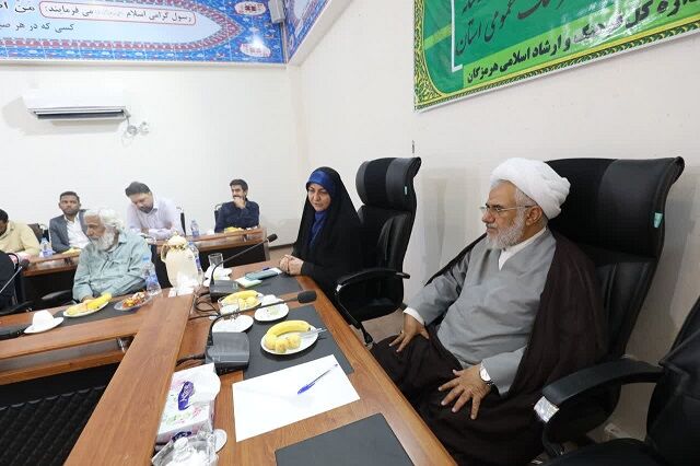 دیدار صمیمی اصحاب فرهنگ، هنر و رسانه هرمزگان با آیتالله عبادیزاده