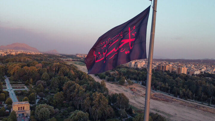 ندای «سلام بر محرم» از مناره‌های مساجد و کوچه‌های شهر به گوش می‌رسد