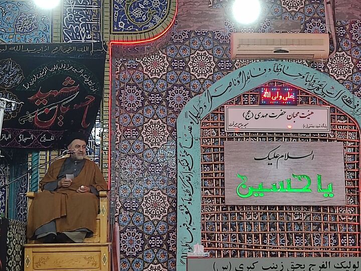 دشمن از اینکه همه ما حول ولایت و مرجعیت باشیم وحشت دارد