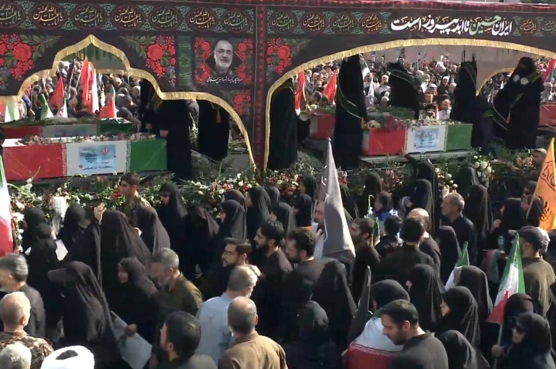 همراهی مردم پایتخت در تشییع ۶۰ لاله گلگونکفن تجاوزات رژیم اسراییل در تهران