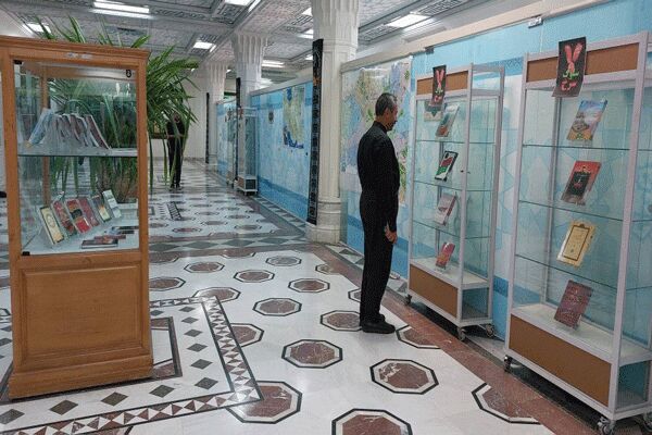 نمایشگاه کتاب «سلوک سرخ» در کتابخانه مرکزی حرم رضوی دایر شد