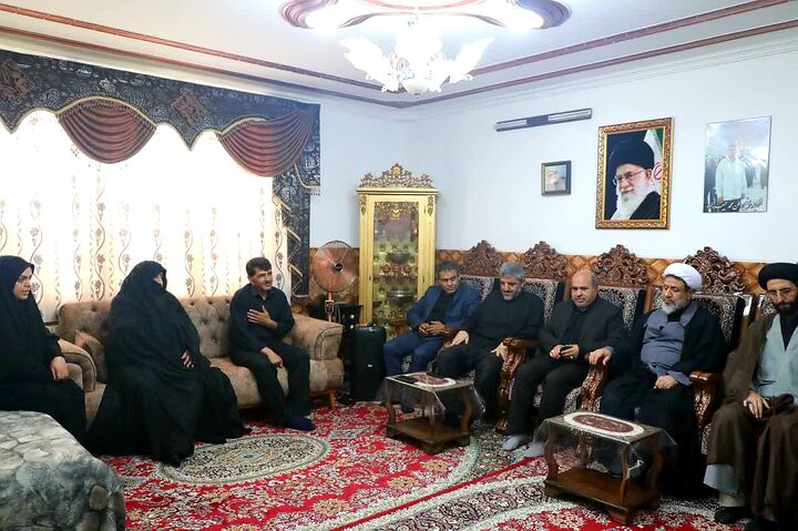 دیدار نماینده ولی‌فقیه در استان کرمان با تعدادی از خانواده‌های شهدای حمله رژیم صهیونی