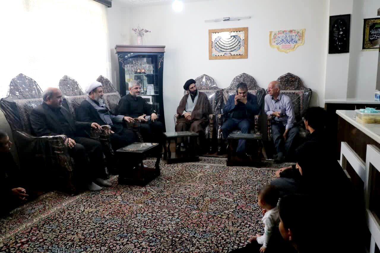 دیدار نماینده ولیفقیه در استان کرمان با تعدادی از خانوادههای شهدای حمله رژیم صهیونی