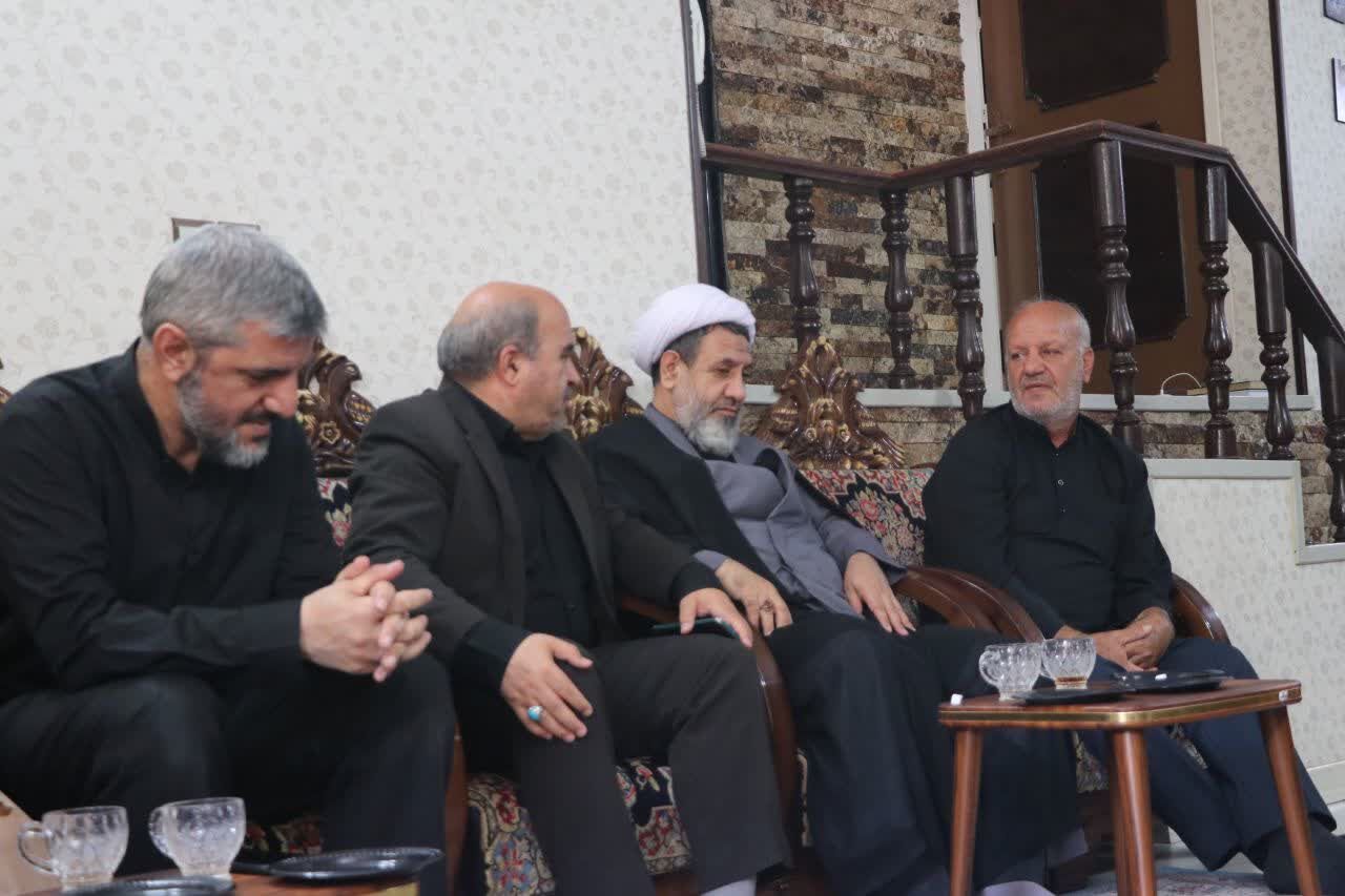 دیدار نماینده ولی‌فقیه در استان کرمان با تعدادی از خانواده‌های شهدای حمله رژیم صهیونی