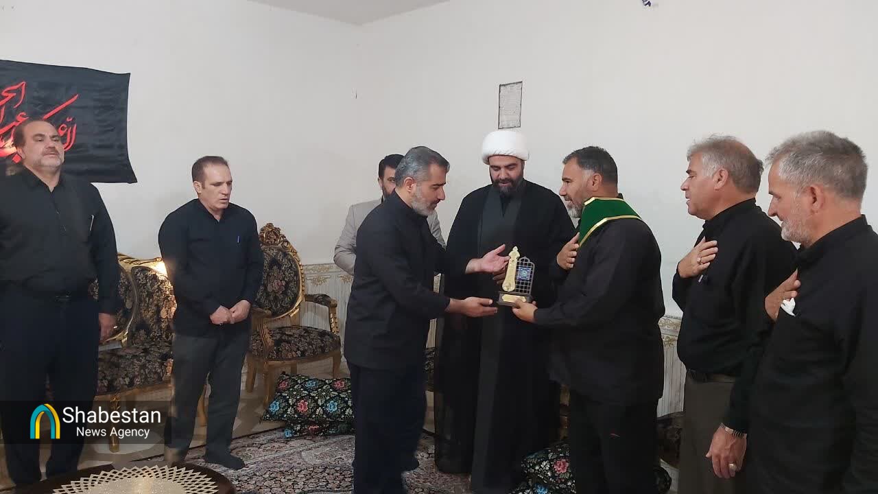 خادمان هیات سینه‌زنی اباعبدالله الحسین(ع) شهرک بدرآباد خرم‌آباد تکریم شدند