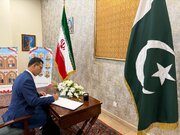 ادای احترام شخصیت‌های پاکستانی و دیپلمات‌های خارجی به شهدای اقتدار ایران در اسلام‌آباد + عکس