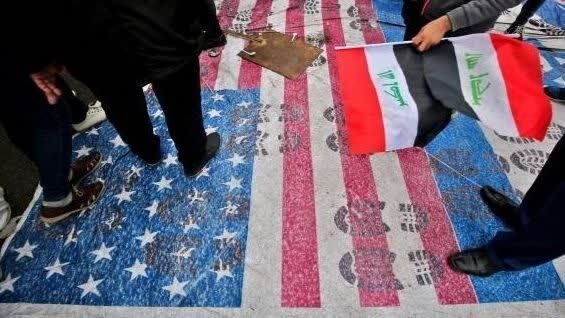 لگد بر پرچم‌های آمریکا و اسرائیل توسط عزاداران حسینی در همدان