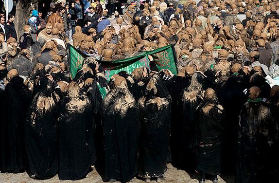 «گِل‌مالی»، نماد ارادت تاریخی لرستانی‌ها به سیدالشهدا(ع)