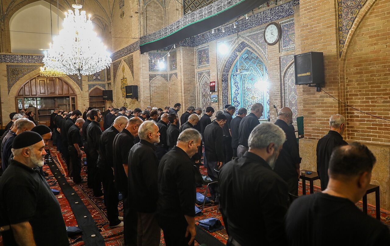 مساجد جامع؛ میعاد عاشورایی عزاداران، از نماز ظهر عاشورا تا نخلگردانی