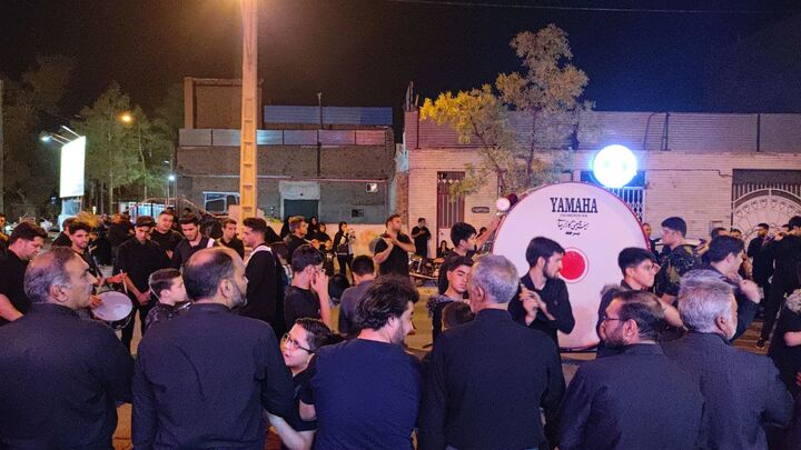 شور و شعور حسینی در دسته‌روی هیئات عزاداری بیرجند در شب هشتم محرم